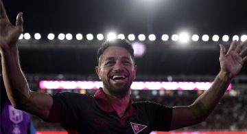 Emblema de Lanús: Laucha Acosta se emocionó en su retiro del fútbol profesional