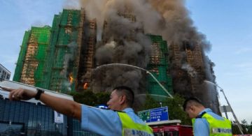 Buscan sobrevivientes tras un tremendo incendio en Hong Kong que dejó 75 muertos