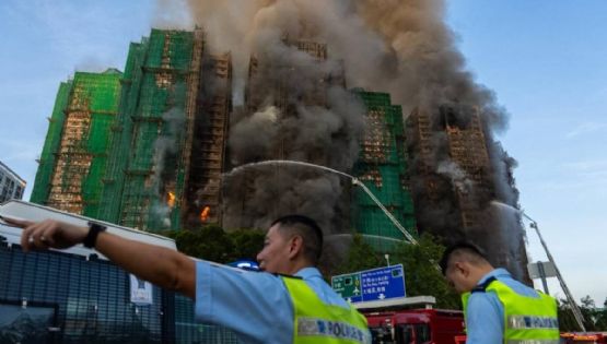 Buscan sobrevivientes tras un tremendo incendio en Hong Kong que dejó 75 muertos