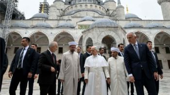 El papa León XIV visitó la Mezquita Azul en Estambul