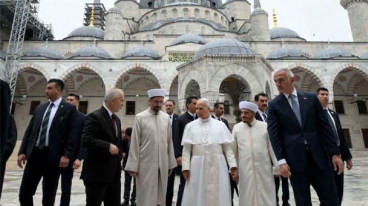 El papa León XIV visitó la Mezquita Azul en Estambul