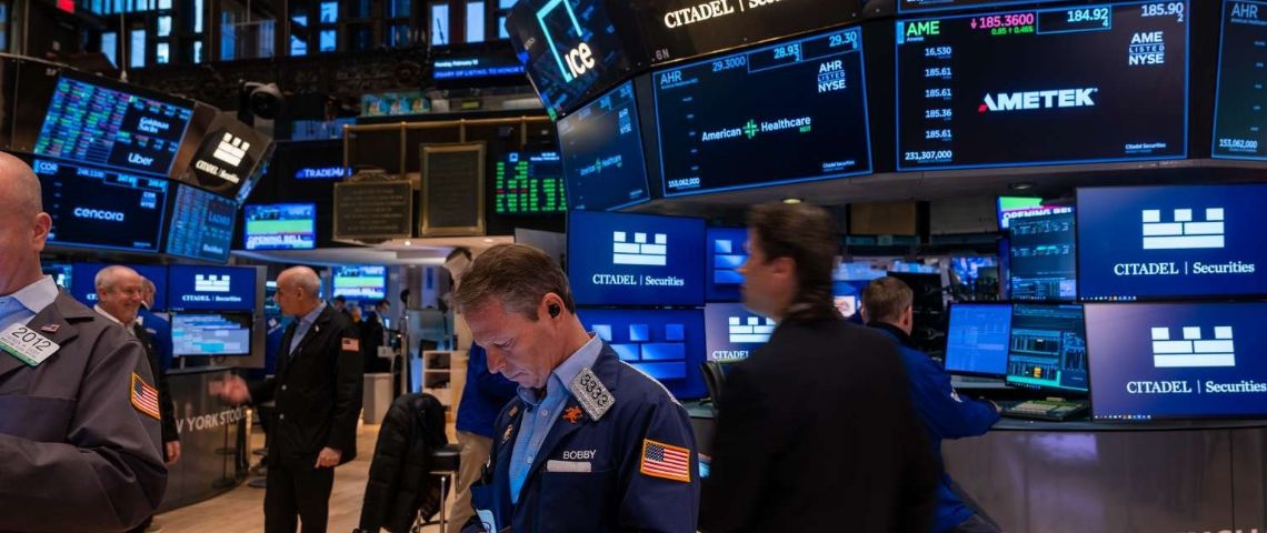 Las acciones operaron a la baja en el comienzo de semana 