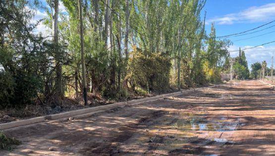 Un caño roto por día: la queja de los vecinos de Luján en medio de una obra de asfalto
