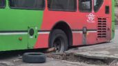Foto ilustrativa de la nota titulada: Atascado: un pozo se "tragó" la rueda de un colectivo
