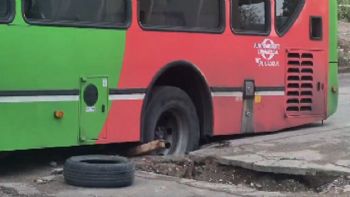 Atascado: un pozo se "tragó" la rueda de un colectivo
