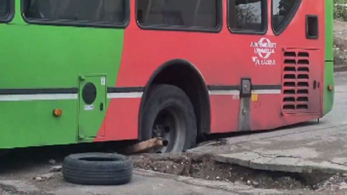 Atascado: un pozo se "tragó" la rueda de un colectivo