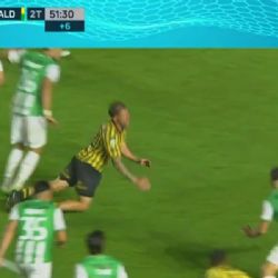 Otro robo descarado: Aldosivi le ganó a Banfield con un penal inventado por el VAR