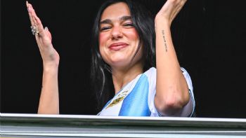 Estamos todos: hasta Dua Lipa fue a La Bombonera