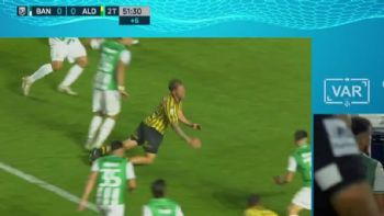 Otro robo descarado: Aldosivi le ganó a Banfield con un penal inventado por el VAR