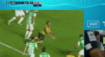 Otro robo descarado: Aldosivi le ganó a Banfield con un penal inventado por el VAR