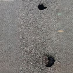 Aparecieron "cráteres" misteriosos en la ciclovía de Chacras