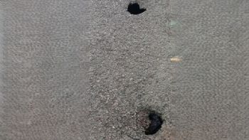 Aparecieron "cráteres" misteriosos en la ciclovía de Chacras