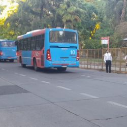 Vecinos indignados en Ciudad porque siguen las vallas en la Plaza Independencia
