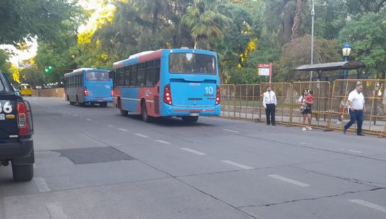 Vecinos indignados en Ciudad porque siguen las vallas en la Plaza Independencia