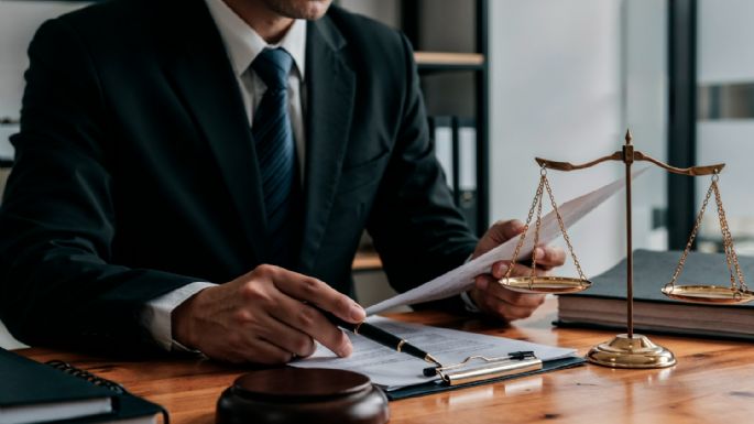 Quieren desregular la matrícula de abogados, martilleros y médicos