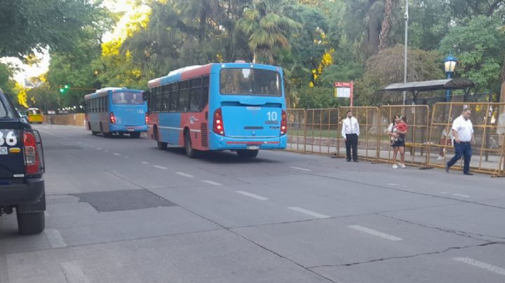 Vecinos indignados en Ciudad porque siguen las vallas en la Plaza Independencia