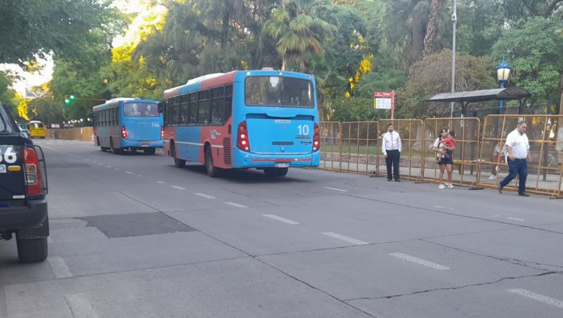 Vecinos indignados en Ciudad porque siguen las vallas en la Plaza Independencia