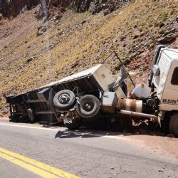 Un camionero se encuentra grave tras volcar en la ruta 7