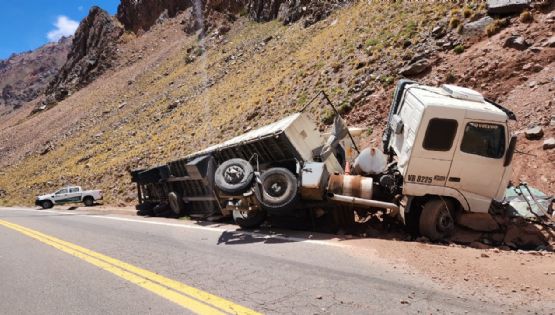 Un camionero se encuentra grave tras volcar en la ruta 7