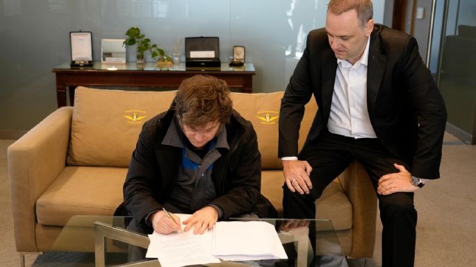 Con el mameluco de YPF, Milei firmó el proyecto de reforma laboral