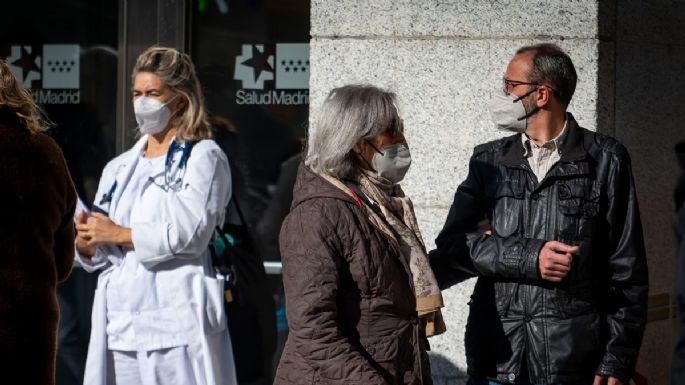 Barbijos en todos lados, guardias colapsadas en España por variante de la gripe A