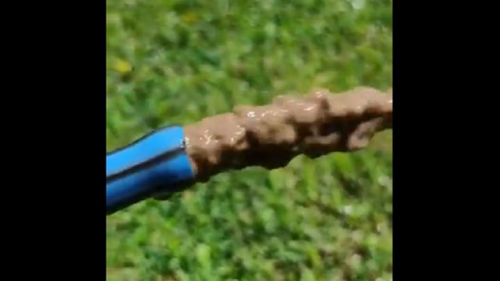 Chocolate por la noticia: vecinos alertan que sale barro en las mangueras de Maipú