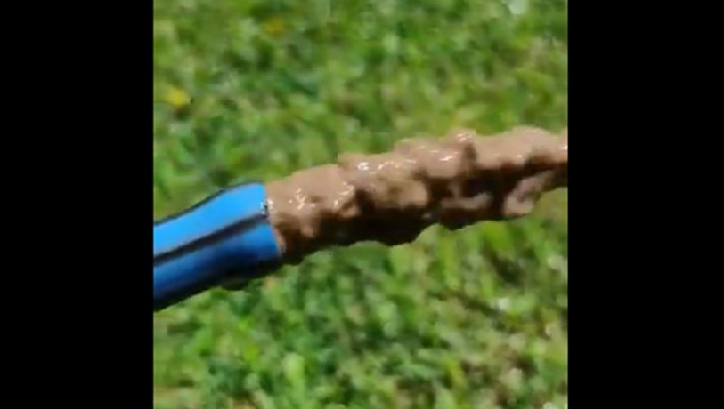 Chocolate por la noticia: vecinos alertan que sale barro en las mangueras de Maipú