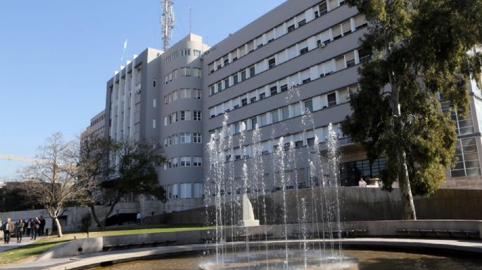 Un obrero de 75 años se encuentra grave tras caer de un techo 