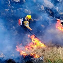 El manejo del fuego enfrenta a La Libertad Avanza con el peronismo y el PRO