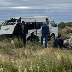 Tragedia en San Carlos: volcó una combi y murió una mujer de un contingente religioso