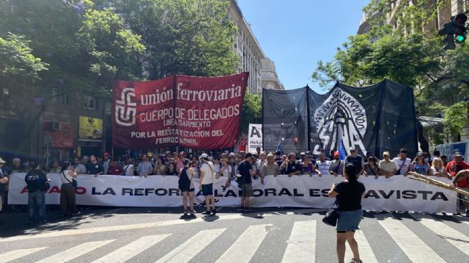 Comenzó el acto de la CGT en Plaza de Mayo
