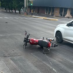 Un policía resultó herido tras un accidente en moto 