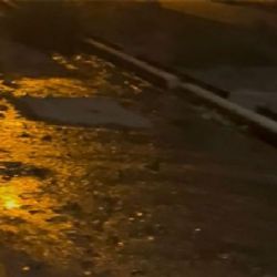 Riego por aspersión... al asfalto: el río que brota de la vereda en la calle Terrada