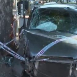 Le robó el auto a la tía y chocó contra un árbol: dos heridos