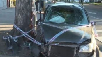 Le robó el auto a la tía y chocó contra un árbol: dos heridos