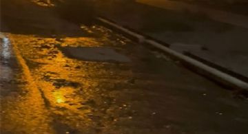 Riego por aspersión... al asfalto: el río que brota de la vereda en la calle Terrada