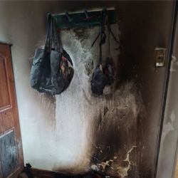 La Plata: le entró una cañita voladora a la casa y le prendió fuego la vivienda