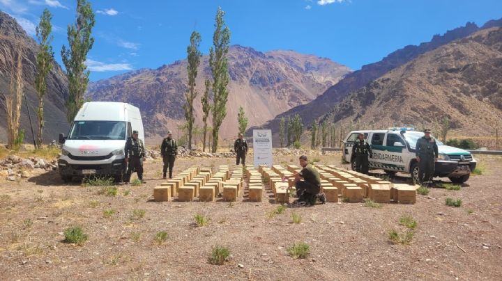 Encontraron una camioneta con 152 cajas de pirotecnia en Penitentes 