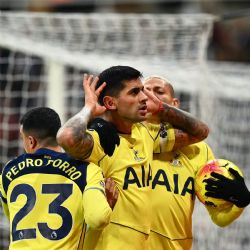 El Cuti Romero se vistió de goleador en el Tottenham: de palomita y de chilena