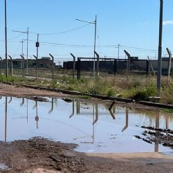Vecinos en alerta: peligro de socavón por una pérdida de agua masiva