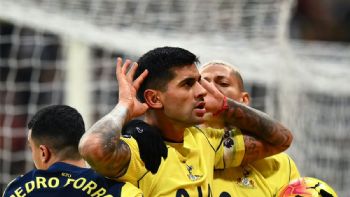 El Cuti Romero se vistió de goleador en el Tottenham: de palomita y de chilena