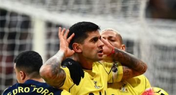 El Cuti Romero se vistió de goleador en el Tottenham: de palomita y de chilena
