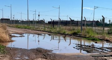 Vecinos en alerta: peligro de socavón por una pérdida de agua masiva
