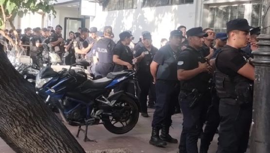 Denuncia penal por represión y advertencia a Rus