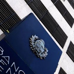 Uruguay apuesta al peso: prepara un plan de desdolarización para 2026