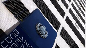 Uruguay apuesta al peso: prepara un plan de desdolarización para 2026