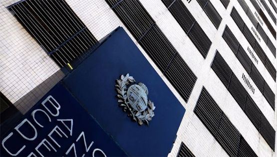 Uruguay apuesta al peso: prepara un plan de desdolarización para 2026