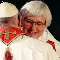 Comisión vaticana vota contra la ordenación de diaconisas