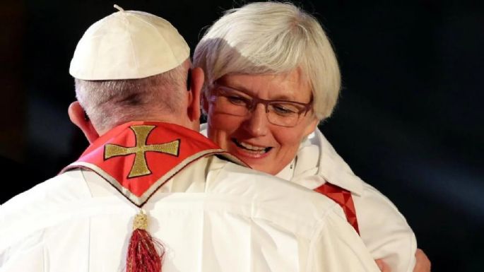 Comisión vaticana vota contra la ordenación de diaconisas