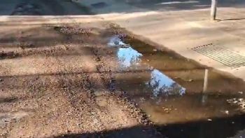 La pérdida de agua de cada día: riesgo en una calle de Ciudad